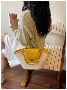 Vue détaillée du rabat matelassé jaune et du sac panier en paille tressée crème avec chaîne