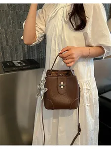 Sac seau vintage en cuir grainé marron avec un élégant pendentif en forme d'étoile