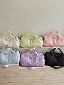 Bolsa de viaje de gran capacidad en seis colores pastel con motivos celestes suaves.
