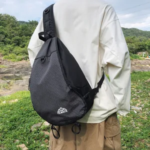 Vista dettagliata della borsa a tracolla outdoor nera con motivo a griglia