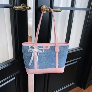 Vue détaillée du sac cabas en jean avec bordure rose et charmant nœud en perles élégant
