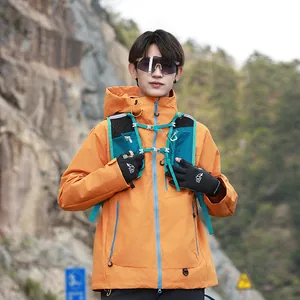 Nahaufnahme einer orangefarbenen Wanderjacke mit blauem taktischem Brustgeschirr Set