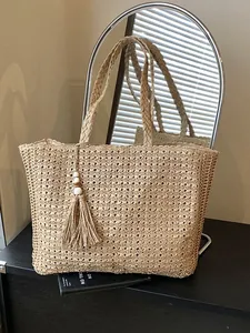 Sac fourre-tout minimaliste en paille tressée avec pompon pour l'été et la plage