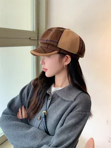 Detailansicht der Vintage-Newsboy-Mütze im britischen Stil für Damen aus braunem Karo