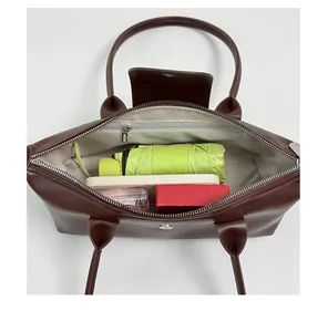 Vue intérieure du sac à main marron montrant sa grande capacité de rangement