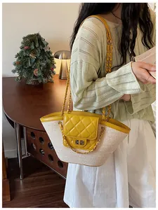 Mannequin portant un sac cabas en paille avec un rabat en cuir matelassé jaune