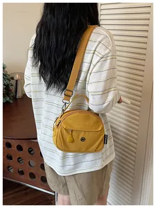 Vista trasera de un vibrante bolso bandolera de tela amarilla para uso diario casual.