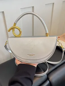 Schicke silberne Retro-Satteltasche für Damen mit einzigartigem goldenem Griffdetail