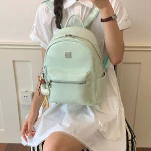 Elegante zaino da studente vintage verde menta con trama intrecciata su una modella