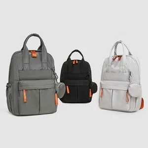 Set mit drei leichten wasserdichten Rucksäcken in Grau, Schwarz und Off-White Farben