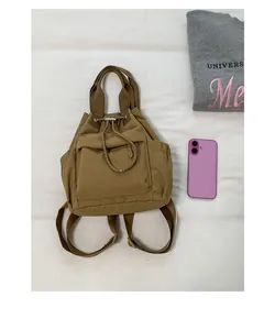Mochila de nailon caqui con cordón y bolsillo delantero mostrada con una sudadera