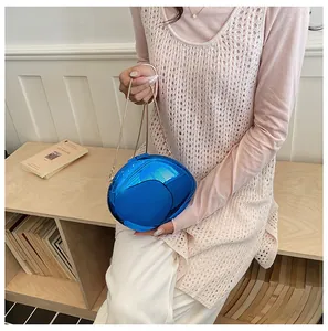 Elegante borsa da sera blu specchiato a conchiglia con dettaglio catena dorata