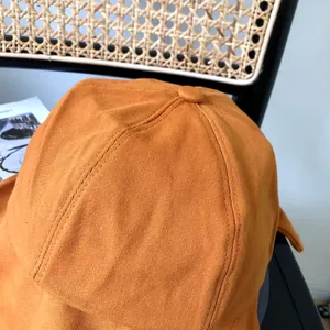 Detalle macro de la tela de algodón de alta calidad y las costuras de un sombrero de sol naranja