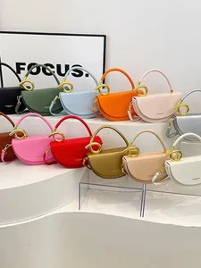 Modische Halbmond-Satteltaschen in vielen Farben mit einzigartigen goldenen Ringgriffen
