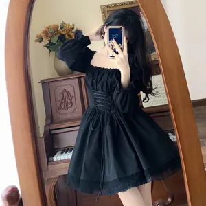 Vista detallada de un elegante vestido de princesa Lolita negro con bordes de encaje