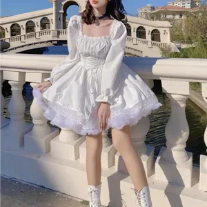 Elegante vestido blanco Lolita con mangas abullonadas, encaje y falda amplia
