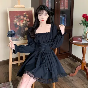 Detalle de un vestido negro de encaje estilo Lolita con mangas abullonadas y corsé.