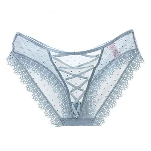Detalle de bragas de encaje de malla azul claro para mujer con diseño cruzado frontal