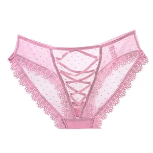 Vista detallada de bragas de encaje rosa con cordones cruzados y lunares