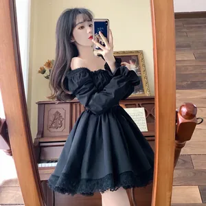 Elegante vestido de princesa Lolita negro con mangas abullonadas y ribete de encaje