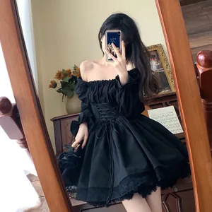 Vista detallada de un elegante vestido Lolita gótico negro con encaje, corsé y mangas.