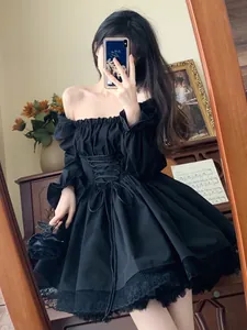 Detalle de un vestido negro estilo Gothic Lolita con mangas abullonadas y encaje