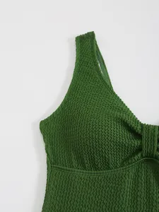 Primo piano del tessuto increspato verde di un dettaglio di costume da bagno intero