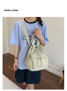 Mochila versátil de lona beige con cordón para el desplazamiento diario y uso de moda