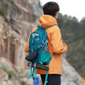 Detailansicht eines petrolfarbenen Wanderrucksacks mit großem Fassungsvermögen