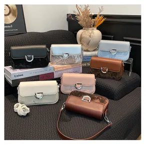 Präsentation stilvoller Umhängetaschen für Damen in sieben eleganten Farben
