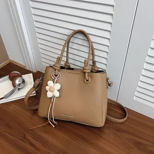 Bolso Bombonera Casual de Cuero PU para Mujer Bolso de Mano Minimalista Textura de Guijarro Con Colgante de Flor Correa