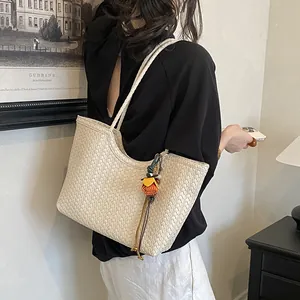 Vista detallada del bolso tote tejido de gran capacidad con adorno floral decorativo