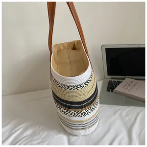 Detailansicht der gestreiften Strohtasche mit Reißverschluss und großem Innenfutter