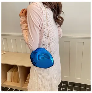 Elegante borsa da sera blu specchiata a conchiglia con tracolla a catena dettaglio