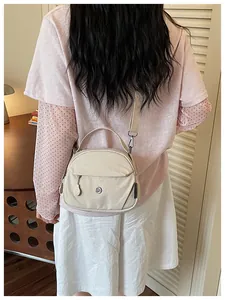 Bolso bandolera de nailon beige informal con asa para desplazamientos y moda
