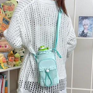 Vista posterior de un bolso bandolera verde menta minimalista llevado por una modelo
