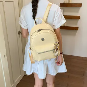 Vista posteriore dettagliata di uno zaino giallo vintage elegante per scuola o pendolari.