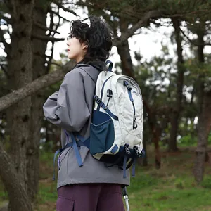 Leichtgewichtiger Outdoor-Wanderrucksack mit ergonomischen Gurten im Wald gezeigt