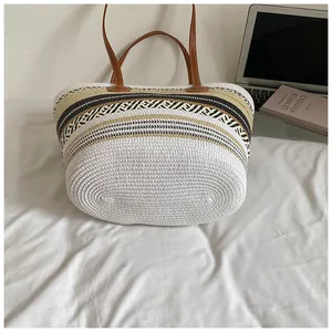 Detailansicht des Bodens der gestreiften Stroh-Strandtasche mit großem Fassungsvermögen