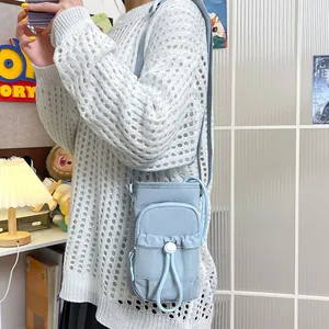Detalle de estilo de vida de un bolso bandolera de nailon azul claro para mujer moderno