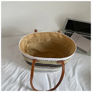 Innenansicht einer großen gewebten Stroh-Tote-Bag mit gelbem Innenfutter
