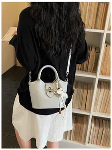 Vue de dos d'un sac seau bleu clair élégant avec breloque cheval sur un mannequin