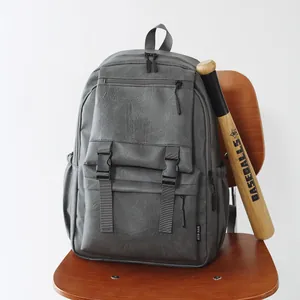 Sac à dos rétro gris grande capacité sur une chaise en bois avec batte de baseball