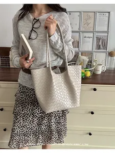 Elegant off-white woven tote bag for women, large capacity shoulder bag for commuting.