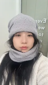 Gros plan sur un ensemble bonnet sherpa gris et cache-cou assorti porté par mannequin