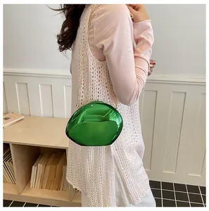 Elegante borsa da sera verde dal design di nicchia effetto specchio con catena