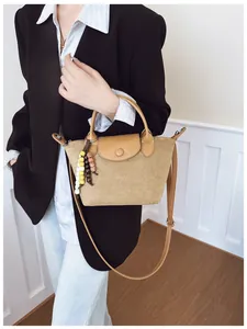 Sac à main en daim kaki pour femme avec bordure en cuir et breloque perlée colorée