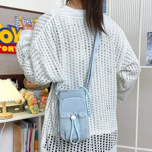 Bolso bandolera azul claro para móvil con detalle de bolsillo de red