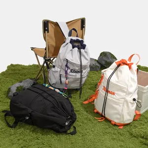 Groupe de sacs à dos d'extérieur avec cordon de serrage sur herbe moussue verte