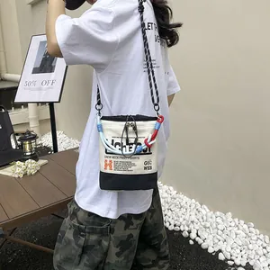 Modische lässige Segeltuch-Eimertasche mit Grafikdrucken und bunten Zierschnüren
